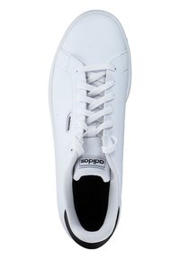 Zapatilla blanca de cuero con lengüeta de malla, cordones planos blancos y un acento negro en el talón. Presenta una superficie texturizada y una etiqueta con el logo de "adidas".