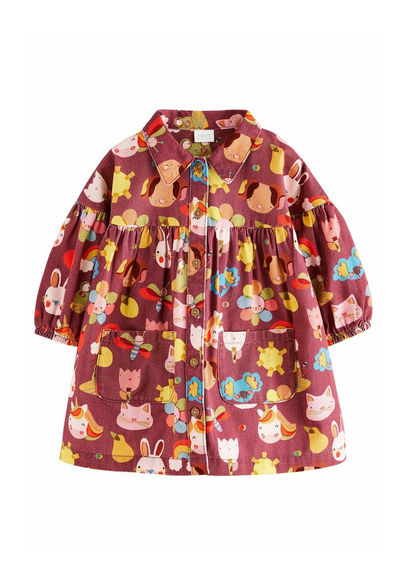Robe boutonnée bordeaux avec des motifs colorés d'animaux de dessin animé et de fleurs, dotée de manches bouffantes, de deux poches frontales et d'une taille froncée.