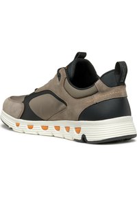 Sneaker con una combinazione di suede grigio e materiali sintetici neri. Presenta una suola bianca con accenti arancioni e un tallone testurizzato.