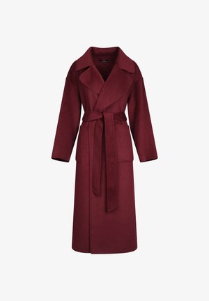 Burgunderfarget ullinnpakningsfrakk med bred krage, belte i midjen og lange ermer. Har sidelommer og en rett silhuett.