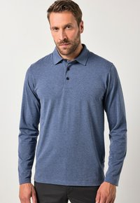 Košile polo s dlouhým rukávem v tmavě modré barvě, vyrobená z texturované tkaniny, s límečkem a zapínáním na tři knoflíky, v těsně přiléhavém střihu.