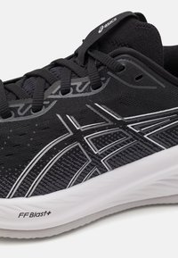 Scarpe da corsa nere con tomaia in mesh traspirante, logo Asics bianco ben visibile e design testurizzato. Presentano un'intersuola ammortizzata FFBlast+.