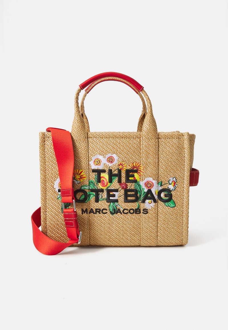 Audinių pintinė su siuvinėtų gėlių motyvais, juodu tekstu "THE TOTE BAG MARC JACOBS", raudonomis rankenomis ir reguliuojamu raudonu peties diržu.
