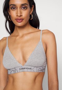 Calvin Klein Underwear LGHT LINED TRIANGLE EMBOSSED ICON COTTON - Sujetador sin aros - grey heather