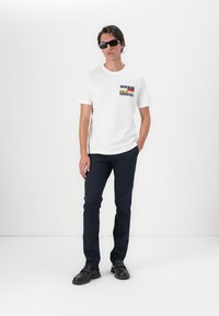 Tommy Hilfiger COLOUR FLAG TEE - Majica kratkih rukava s printom - white