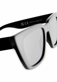 Next Akiniai nuo saulės - black