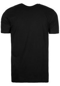 Jednoduché černé tričko s krátkým rukávem zobrazené zespodu, s kulatým výstřihem a rovnym lemem.