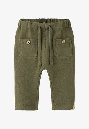 Pantalon bébé vert olive avec ceinture élastique, cordon de serrage et deux poches avant, chacune sécurisée par un petit bouton en bois.