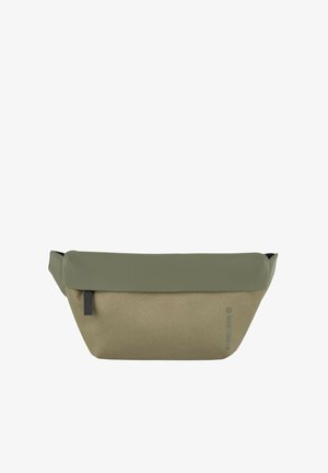 Oliven grøn og beige stofbæltetaske med en blød top, vinkel-form og en etiket på siden. Glat tekstur med mat finish.