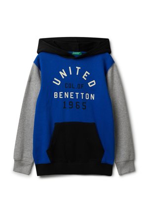 Blauwe hoodie met grijze mouwen, zwarte capuchon en zak, met de tekst "United Col. of Benetton 1965" op de voorkant.