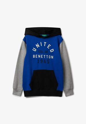 Modrá mikina s šedými rukávy, černou kapucí a kapsou, s nápisem "United Col. of Benetton 1965" na přední straně.