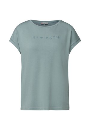 Ljusblå kortärmad t-shirt med rundad halsringning. Har texten "NEW PATH" i en motsatt upphöjd stil. Mjuk, slät tyg.