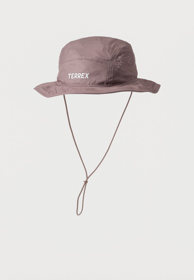 Καφέ εξωτερικό καπέλο με φαρδύ γείσο, λουρί στο πηγούνι και οπές αερισμού, με το λογότυπο "TERREX" στο μπροστινό μέρος.
