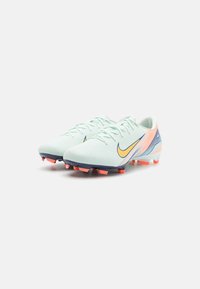 Scarpe da calcio azzurro chiaro con swoosh giallo, accenti rosa, design aerodinamico e tomaia testurizzata per una migliore aderenza e prestazioni.