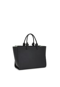 Czarna torba na ramię o zorganizowanej konstrukcji, wykonana z teksturowanego materiału. Posiada krótkie, związane uchwyty i kontrastowe zielone wnętrze.