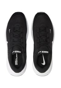 Zapatillas deportivas Nike negras con parte superior de malla, logo Swoosh blanco y suela gruesa blanca. Presenta cordones planos negros y un interior acolchado.