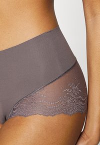 Spanx SPANXSUPERSMOOTH™ UNDIE-TECTABLE® LACE HI-HIPSTER - Calças - graphite purple
