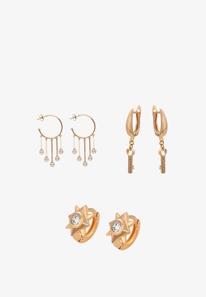 Három pár arany fülbevaló: karikafülbevalók lógó gyöngyökkel, karikafülbevalók kulcs medálokkal, valamint csillag alakú bedugós fülbevalók középen tiszta kövekkel.