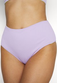 Parte de baixo de biquíni de cintura alta em tecido canelado de lavanda claro, apresentando uma textura suave e um acabamento verde contrastante na cintura.