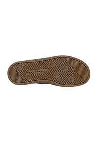 Suela de zapato con un patrón de goma texturizado, que presenta un diseño de espiga y agarres circulares. El color es marrón con un acabado que no deja marcas.