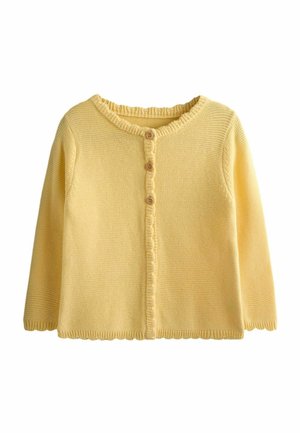 Žltý pletený detský sveter na zapínanie s dlhými rukávmi, okrúhlym výstrihom, tromi drevenými gombíkmi a vlnkovanými lemami na manžetách a spodnom okraji.