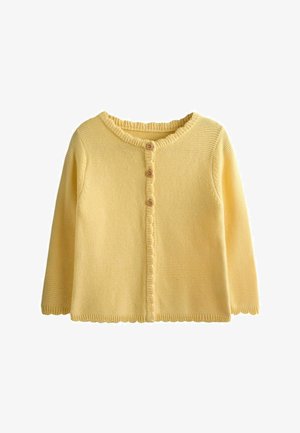 Dzeltena adīta bērnu kardigana ar garām piedurknēm, apaļu kakla izgriezumu, trim koka pogām un viļņotām malām aprocēs un apakšmalā.