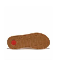 Tan buitenzool met getextureerde groeven en de merknaam "fitflop" prominent weergegeven in verhoogde letters, met een rode cirkelvormige logo.