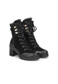 Botas de tobillo negras con cordones y parte superior de ante texturizado, cuello de piel sintética, herrajes dorados, y un tacón robusto con suela con relieve.
