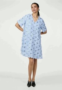 Vestido azul claro com decote em V, mangas curtas e embellissements florais tridimensionais. Tecido texturizado com detalhes em prata.