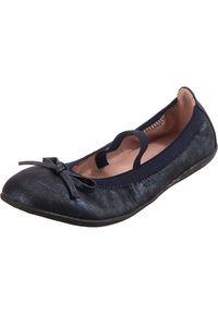 Námořnické modré baleríny s lesklým povrchem, s mašlí, elastickým páskem a texturovanou gumovou podrážkou. Vnitřek je v jemně růžové barvě.