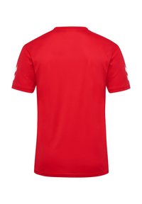 Rød sports T-shirt, korte ærmer, rund hals, glat tekstur, med hvide detaljer på ærmerne. Bagfra, ingen synlige logoer.