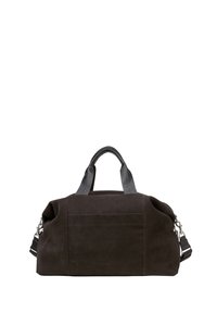 Sac de voyage en suède marron foncé avec poignées et sangle en cuir noir. Comprend une fermeture éclair et une poche latérale. Texture douce, forme large.