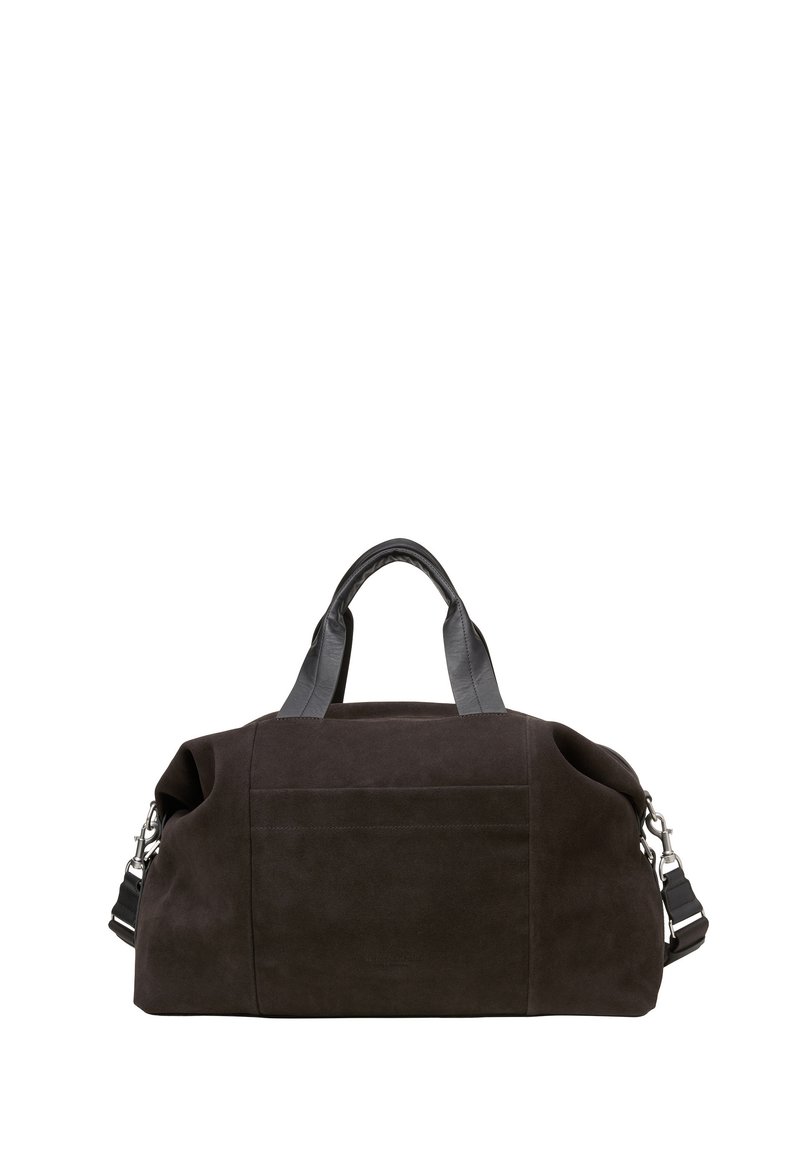 Sac de voyage en suède marron foncé avec poignées et sangle en cuir noir. Comprend une fermeture éclair et une poche latérale. Texture douce, forme large.