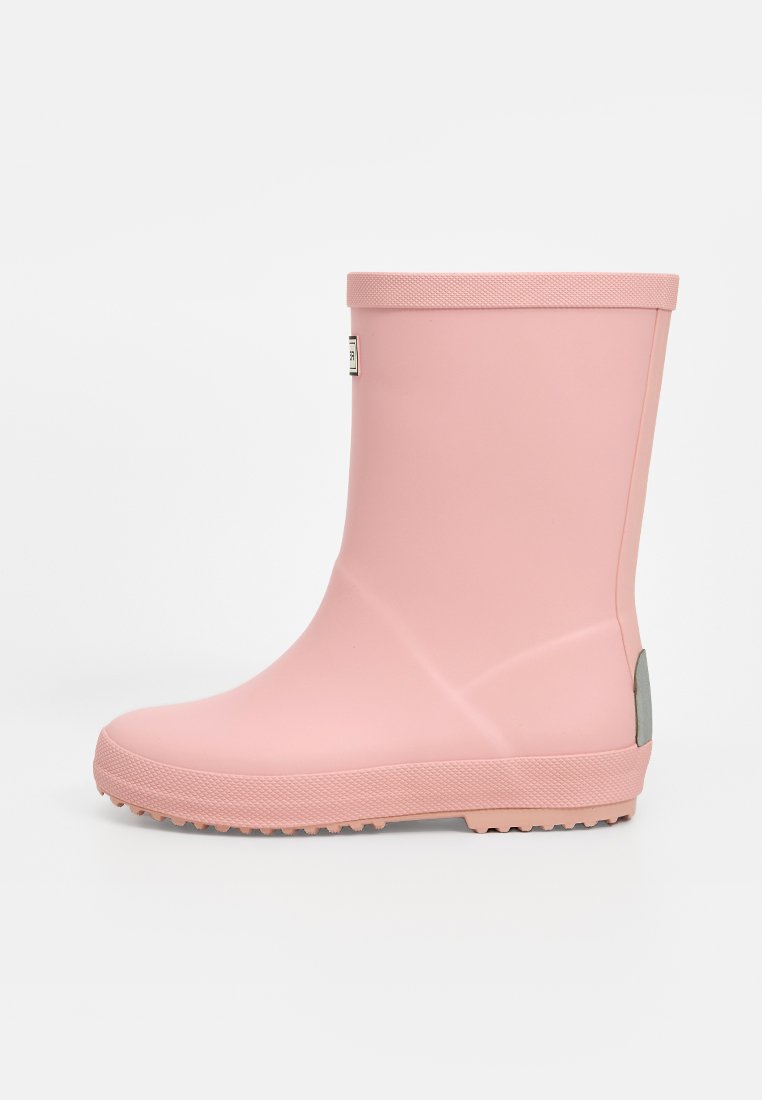Botte de pluie en caoutchouc rose avec une texture lisse, un haut arrondi et un accent gris au niveau du talon. Dispose d'une semelle texturée pour une meilleure adhérence.
