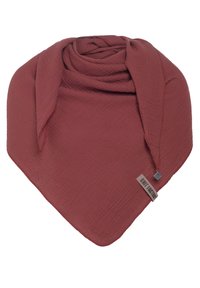 Bordeaux gekleurde textuur sjaal met een driehoekige vorm, met een gerolde afwerking en een klein merklabel aan de rand. Zachte, lichtgewicht stof.