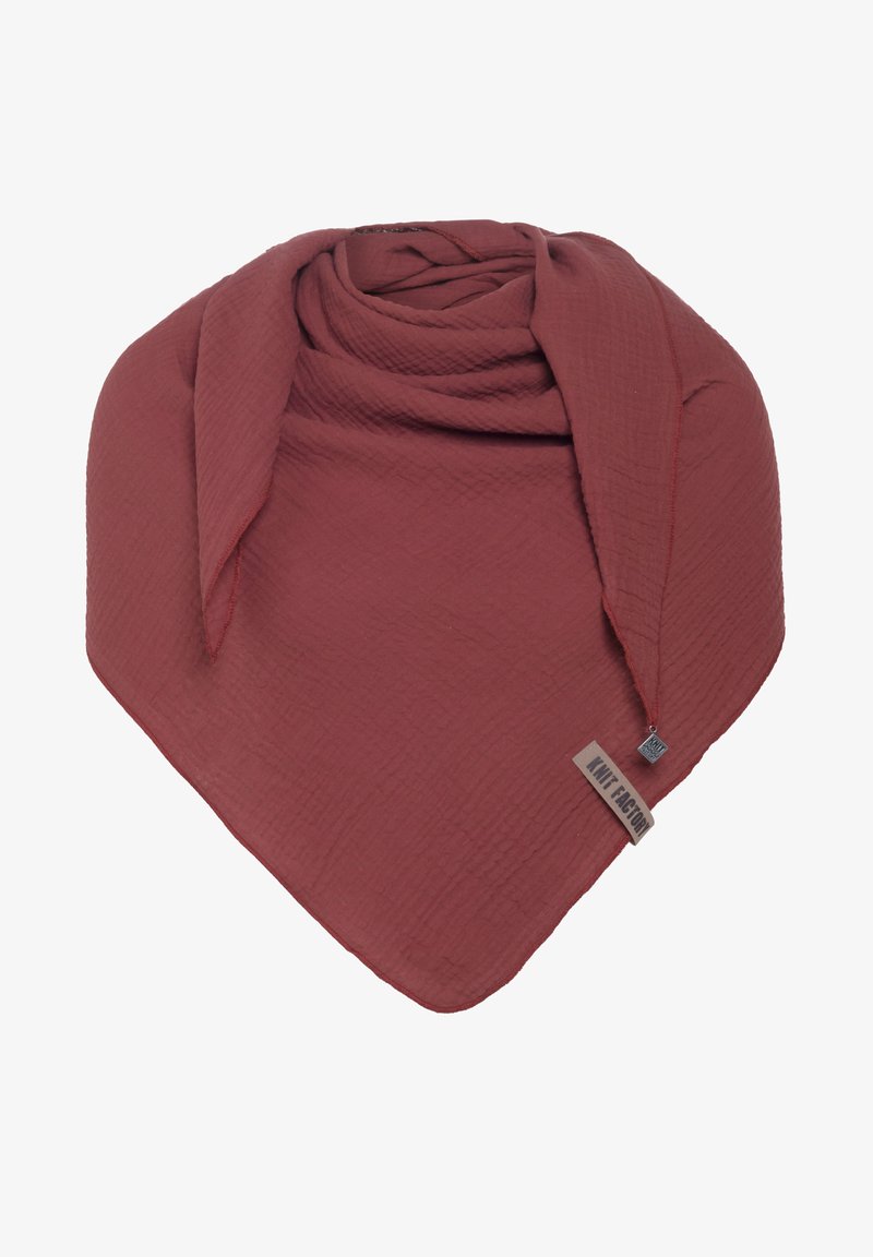 Bordeaux gekleurde textuur sjaal met een driehoekige vorm, met een gerolde afwerking en een klein merklabel aan de rand. Zachte, lichtgewicht stof.