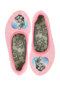 Rosa Ballettschuhe aus Canvas mit einem herzförmigen Design, das auf jedem Schuh eine Katzen-Grafik zeigt. Das Innere hat ein gemustertes Futter.