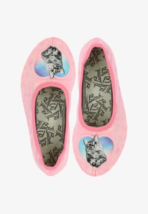 Rosa Ballettschuhe aus Canvas mit einem herzförmigen Design, das auf jedem Schuh eine Katzen-Grafik zeigt. Das Innere hat ein gemustertes Futter.