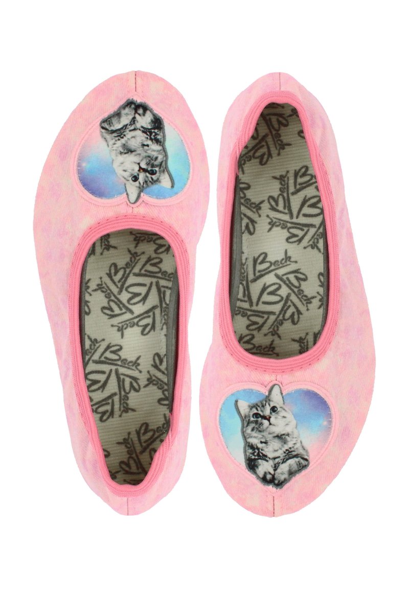 Rosa Ballettschuhe aus Canvas mit einem herzförmigen Design, das auf jedem Schuh eine Katzen-Grafik zeigt. Das Innere hat ein gemustertes Futter.