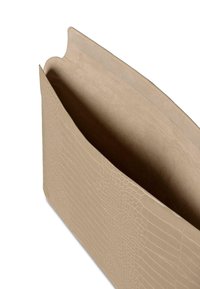Beige clutch bag med et struktureret krokodillemønster. Glat, blød indvendig foring; åbent topdesign for nem adgang.