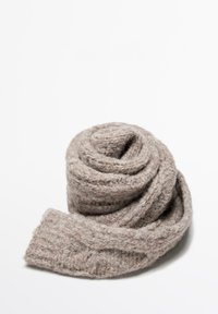 Écharpe en laine marron clair enroulée, présentant un motif tricoté texturé avec une surface douce et légèrement duveteuse. Les extrémités sont effilées.