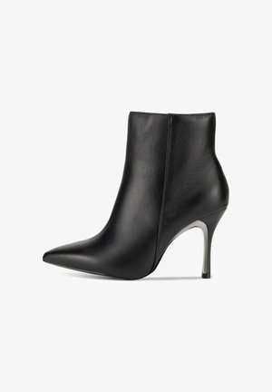 Črni usnjeni gležnjar z ozkim spičastim prstom in visokim stiletto peto. Gladek tekstura, minimalističen dizajn in kontrastni poudarek na peti.