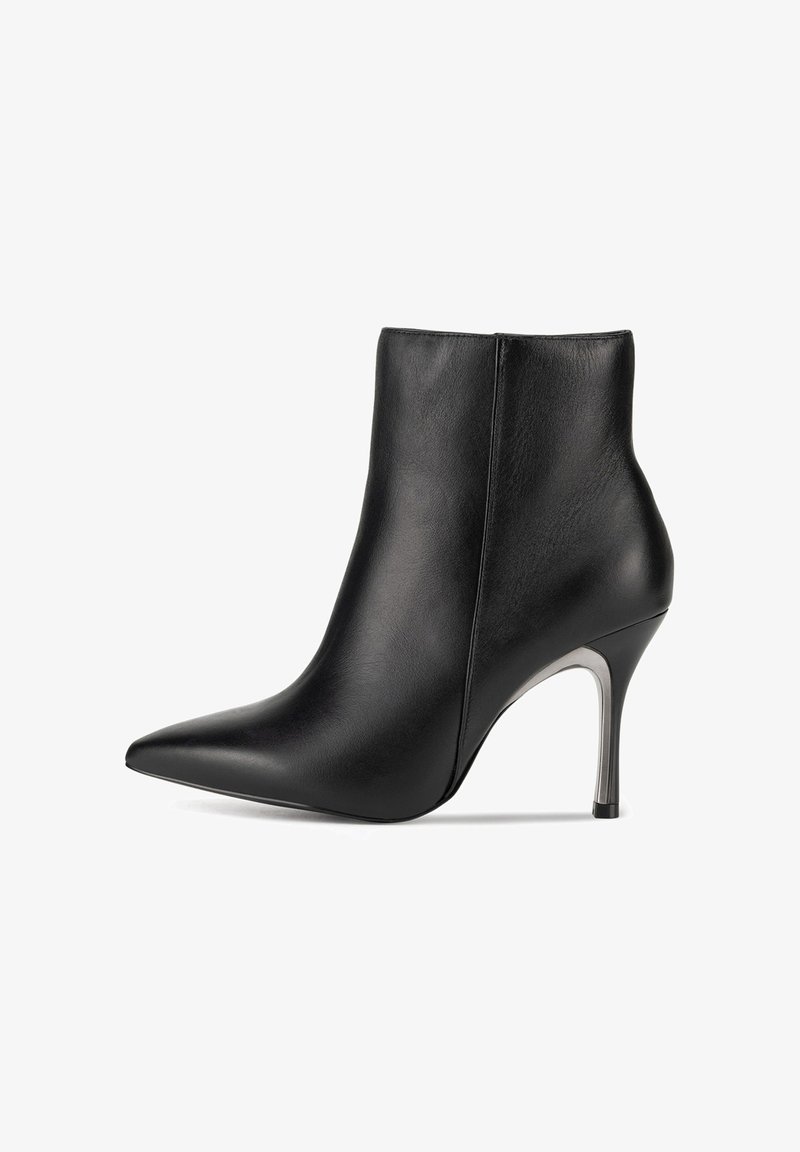 Bota de tobillo de cuero negro con punta estrecha y tacón alto de aguja. Textura suave, diseño minimalista y tacón con contraste.