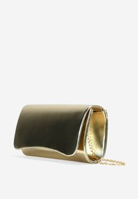 Bolso de mano metálico dorado con una textura suave, cierre de solapa curvada y una correa de cadena desmontable. Presenta un acabado brillante y un diseño elegante.