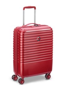 Valigia rigida rossa con design a righe, manico estensibile, ruote girevoli e marchio circolare sul davanti.