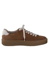 Sneaker in suede marrone con dettagli in pelle bianca, lacci piatti e suola in gomma texturizzata color sabbia. Design minimalista senza pattern.