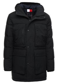 Černá prošívaná bunda s kapucí, několika předními kapsami a zapínáním na zip. Má tmavě modrý vnitřek a barevné detaily na límci.