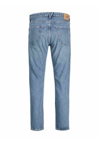 Hellblaue Denim-Jeans mit geradem Schnitt, ausgestattet mit einem Lederpatch am Bund und zwei Gesäßtaschen mit dezenten Stichdetails.