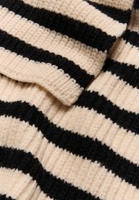 Kaffe NIA - Šál - sanddollar black stripe