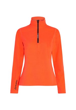 Spilgti oranžs flīsa pūlovers ar augstu apkakli un pusi rāvējslēdzēja. Ievērojams ar melno rāvējslēdzēju un "Polartec" logo uz aproces. Gluda tekstūra.